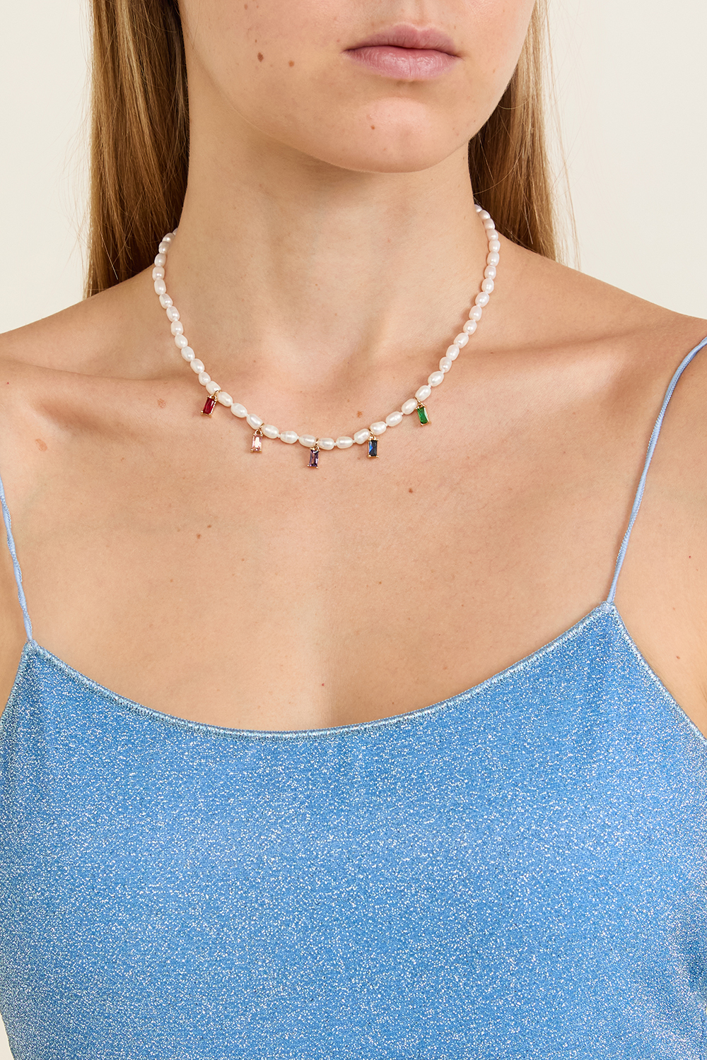 תמונת כל הלוק של שרשרת אבנים